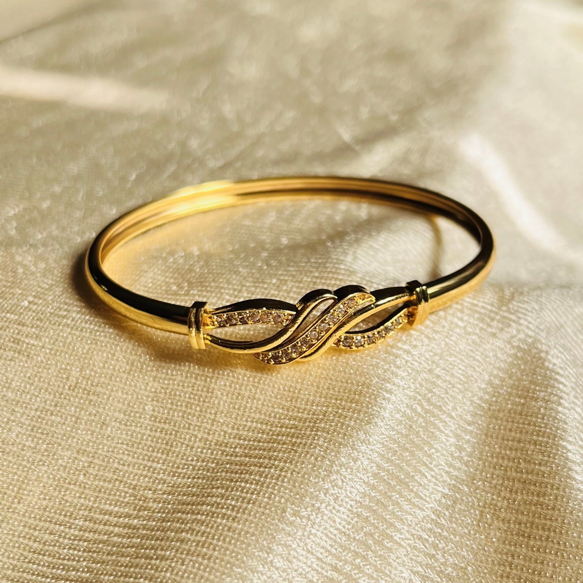 Eterna Wave Bangle