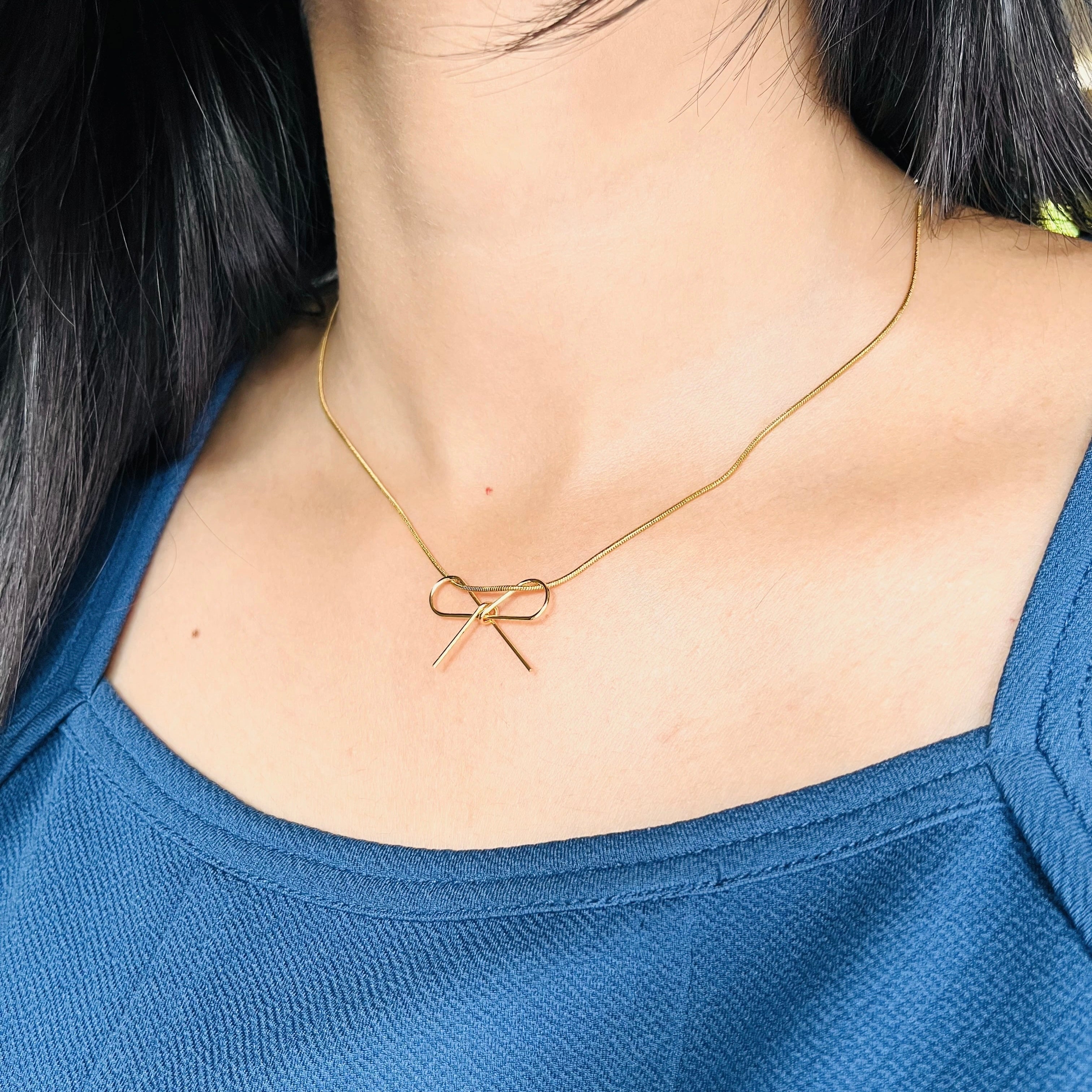 Bow necklace