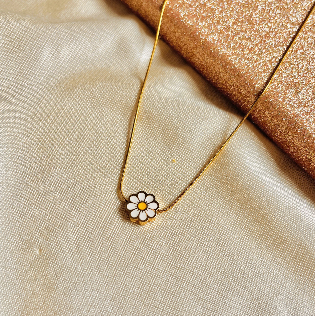 Daisy flower necklace