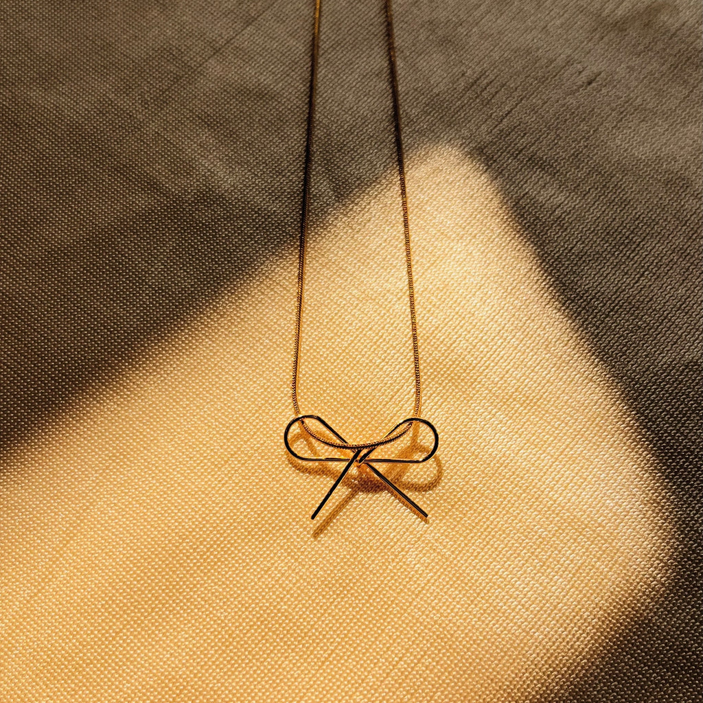 Bow necklace