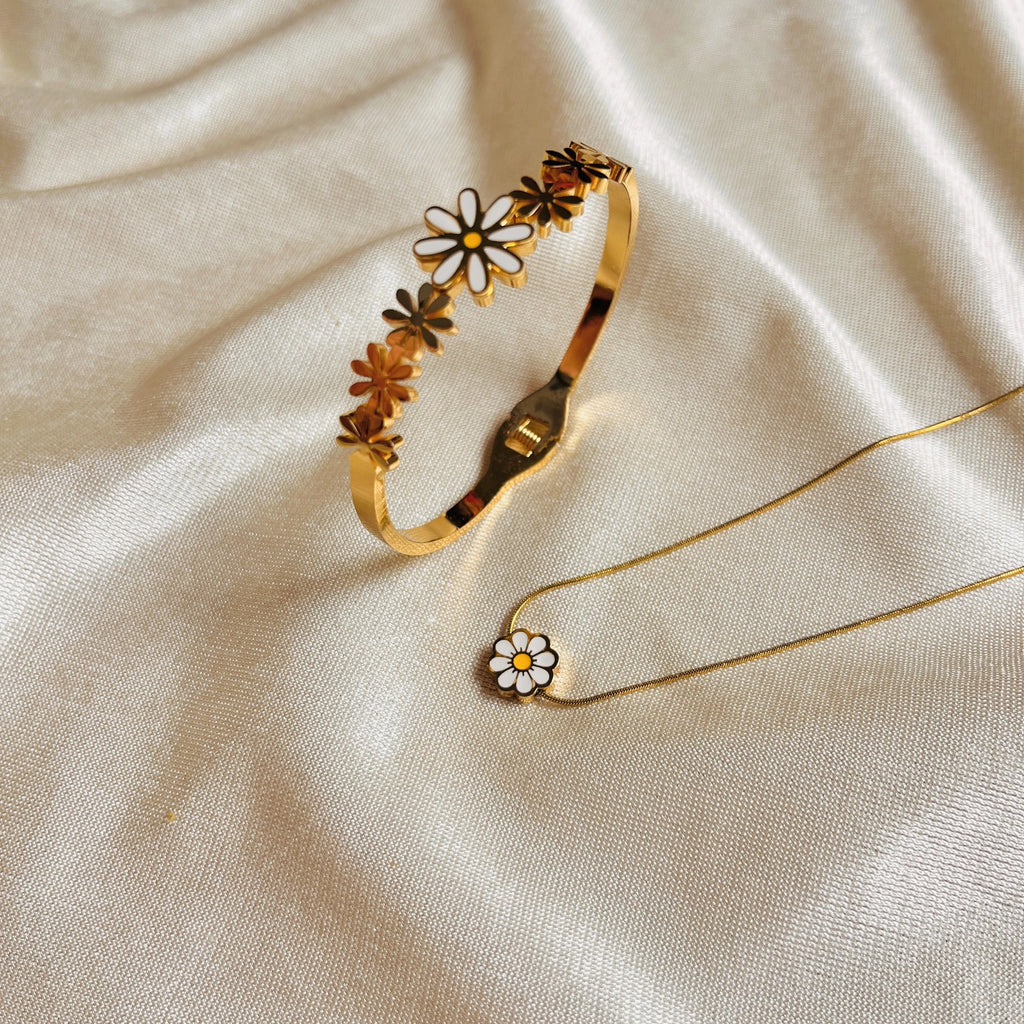 Daisy flower necklace