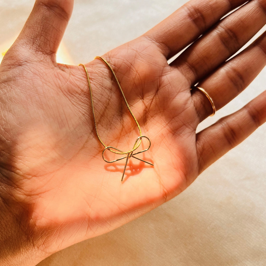 Bow necklace